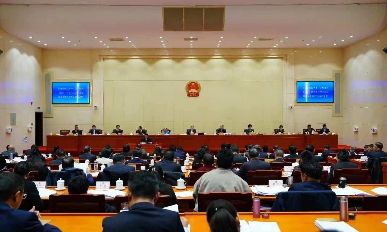 自治區十二屆人大常委會第十三次會議開幕